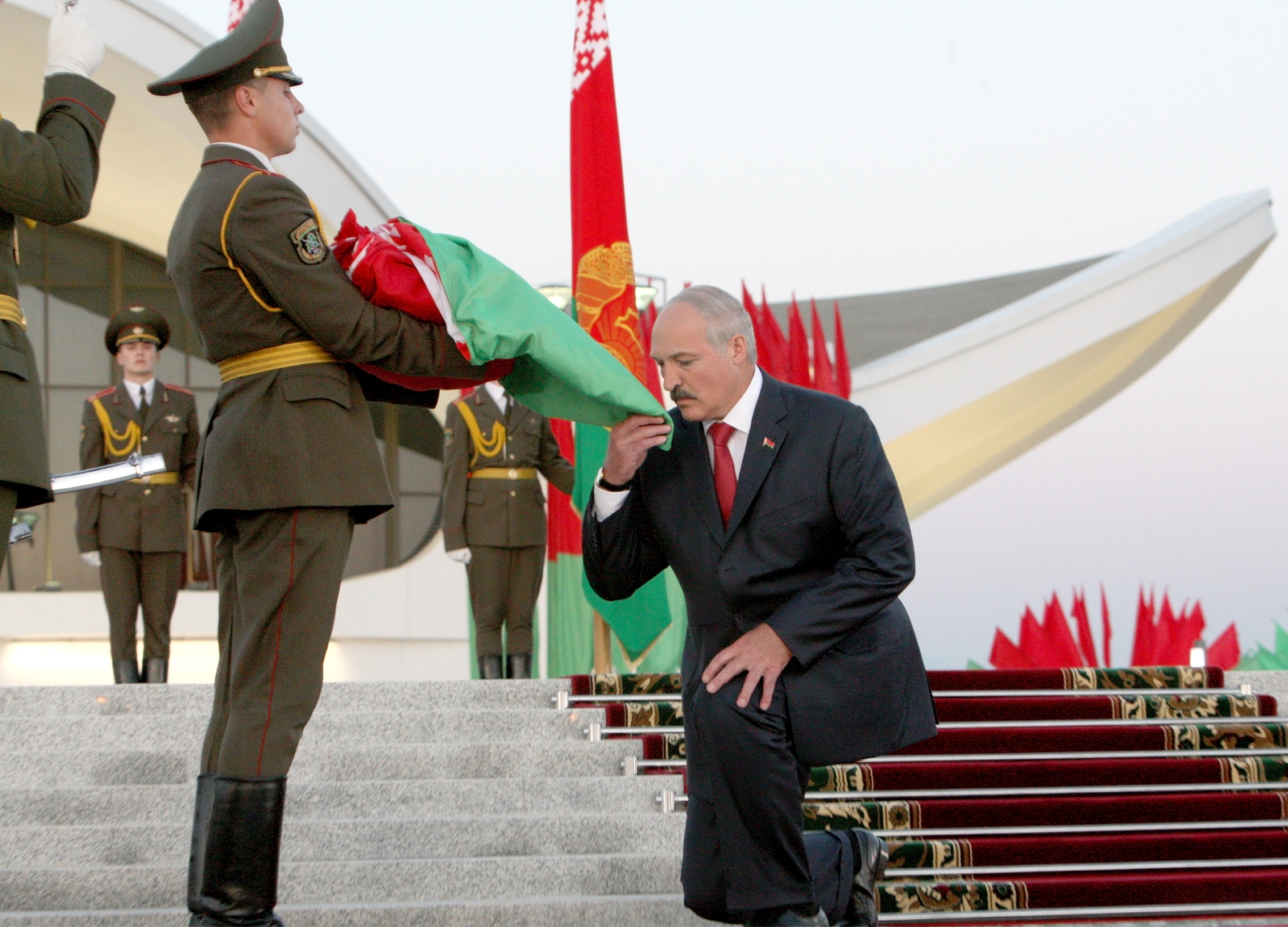 Лукашенко с флагом Беларуси