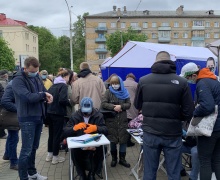 Пикет по сбору подписей за Тихановскую проходит возле Комаровки